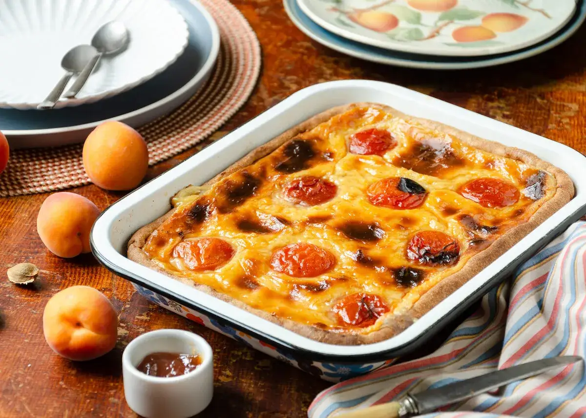Gâteau aux abricots tout juste sorti du four. Une idée gourmande pour savoir que faire avec des abricots.