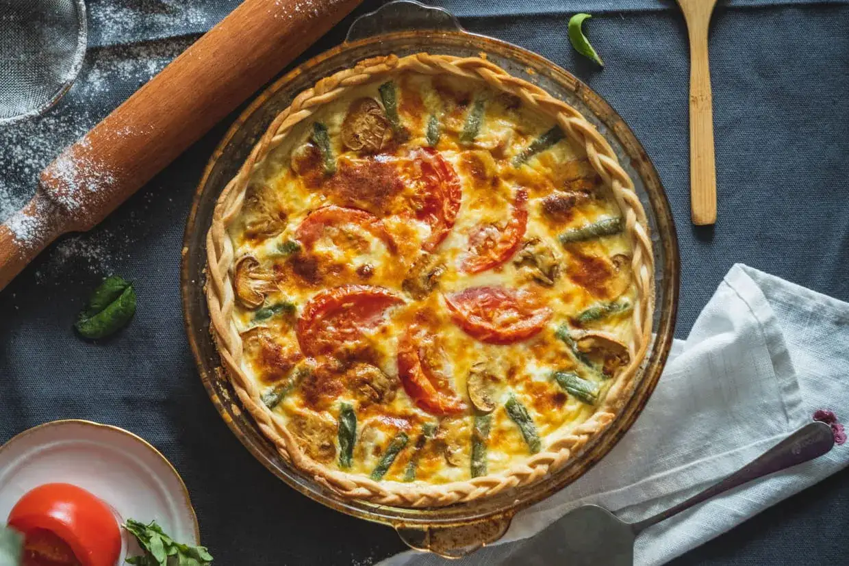 Quiche aux légumes, une recette facile et gourmande, prête à être dégustée. Tomates, haricots verts et champignons se marient à merveille.