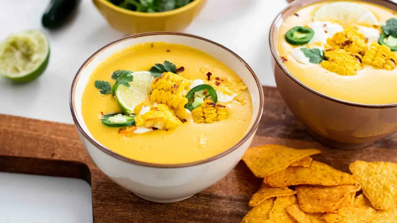 Soupe de ma&iuml;s cr&eacute;meuse garnie de ma&iuml;s grill&eacute;, jalape&ntilde;os et coriandre. Parfait pour savoir comment &eacute;paissir une soupe.