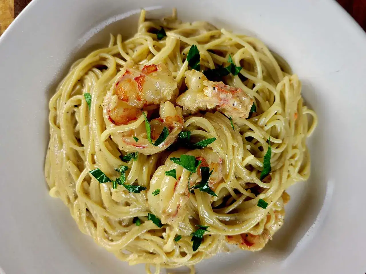 Spaghettis aux crevettes à l'ail et au persil, un plat crémeux et savoureux, garni de persil frais.