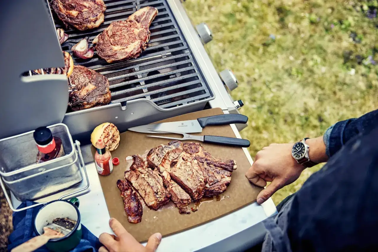 Un couteau et une fourchette de barbecue prêts à découper de savoureux steaks grillés.