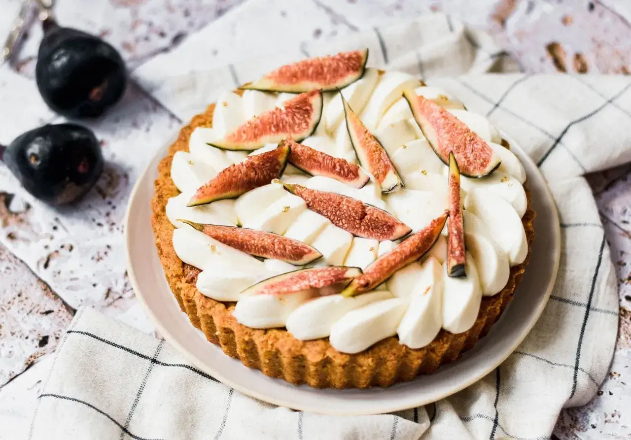 Tarte aux figues fraîches et crème fouettée. Une idée gourmande pour savoir que faire avec des figues.