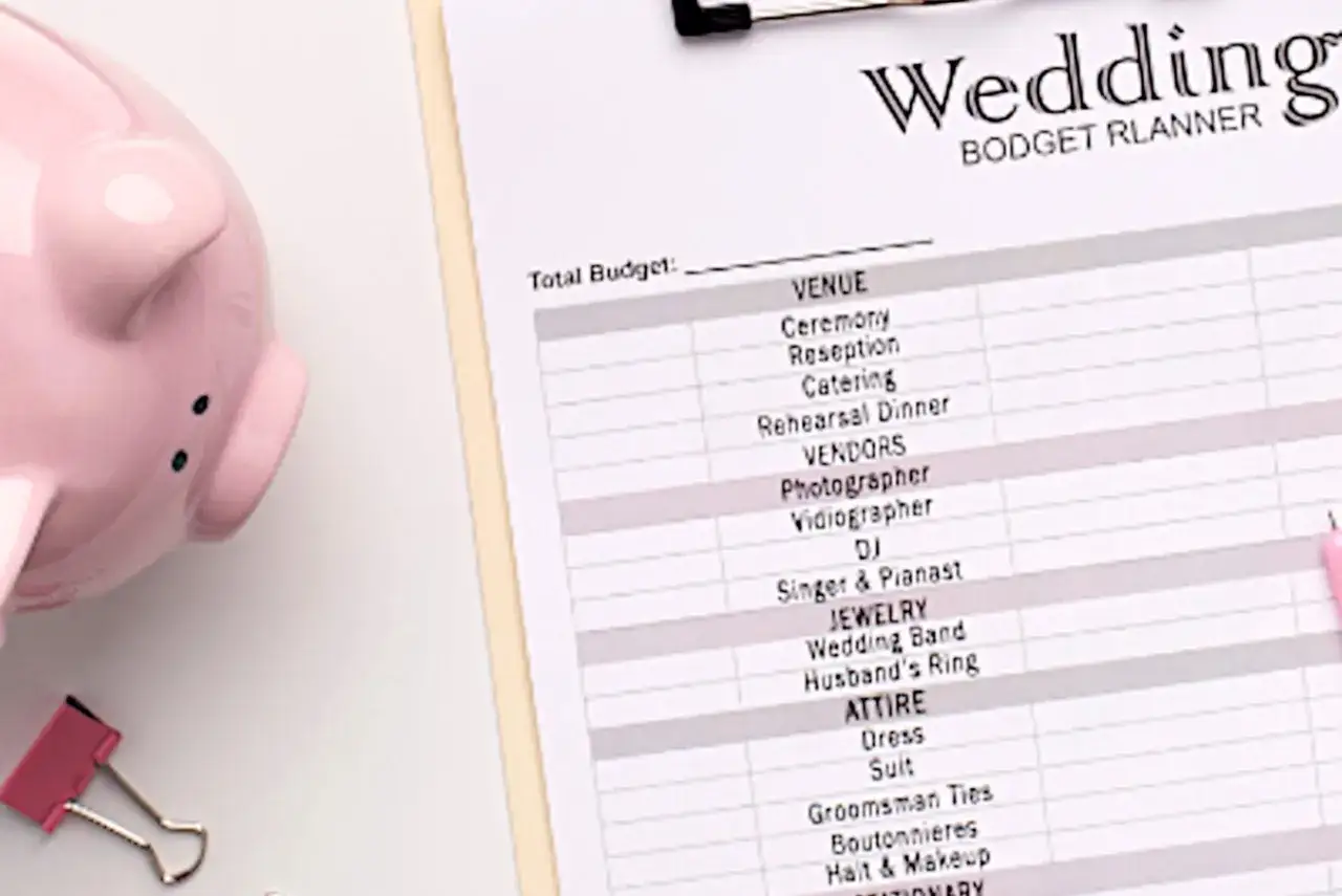 Un cochon rose et un planificateur de budget mariage pour organiser les dépenses.