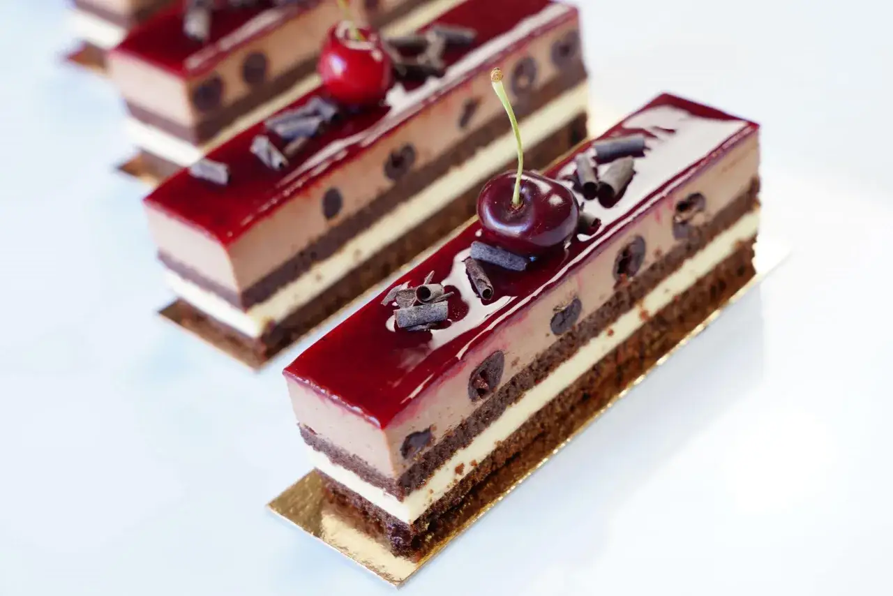 Délicieux gâteau Forêt Noire, inspiré par la recette Cyril Lignac, avec cerises et copeaux de chocolat.