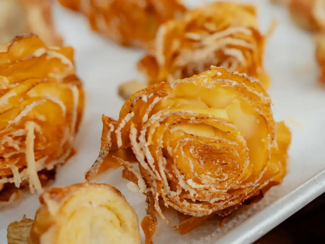 Artichauts frits dorés, croustillants et savoureux, présentés en gros plan sur une assiette blanche.