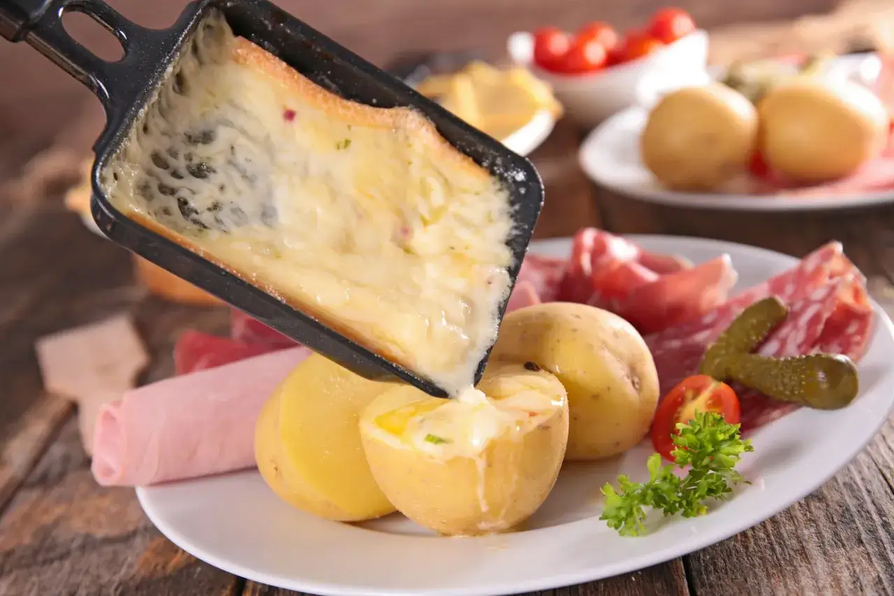 Un coup de raclette fondue sur des pommes de terre. Idéal pour savoir que faire avec des restes de fromage à raclette.