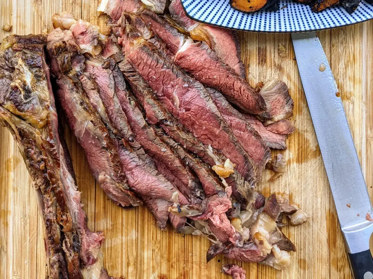 Tranches de bœuf juteuses, parfaitement cuites avec la méthode du reverse searing. Un délice à savourer !