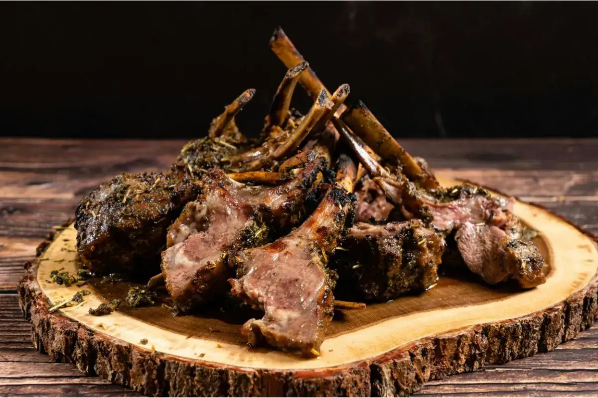 Carr&eacute; d'agneau r&ocirc;ti, parfum&eacute; aux herbes, pr&ecirc;t &agrave; &ecirc;tre d&eacute;gust&eacute;. Le temps de cuisson de cette c&ocirc;telette d'agneau est parfait.