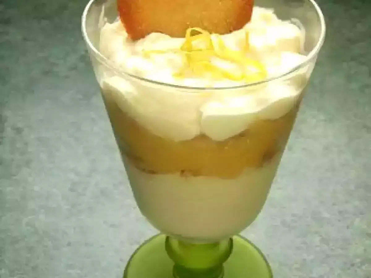 Délicieuse mousse au miel, légère et aérienne, garnie de zestes de citron et d'un biscuit croquant. Un délice pour les papilles.