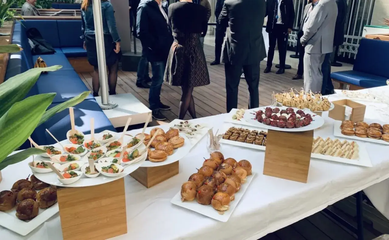 Buffet de mets variés, parfait pour une idée repas décembre. Mini-burgers, brochettes, verrines de salade et sandwichs attendent les convives.