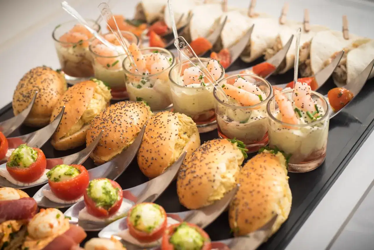 Amuse-bouches vari&eacute;s pour un mariage : verrines de crevettes, mini-burgers, tomates farcies. Combien d'amuse bouche par personne pour mariage ?