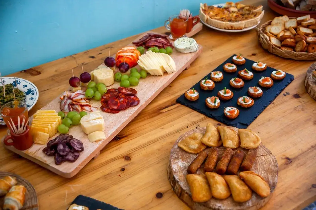 Plateau de fromages, charcuteries, raisins et mini-quiches pour un repas mariage bonne franquette.