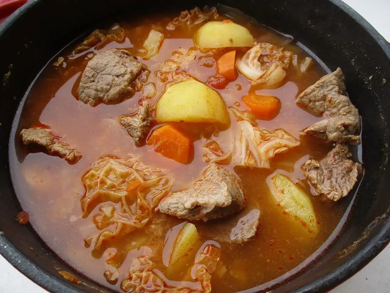Un plat mijot&eacute; r&eacute;confortant, parfait pour une recette viking viande : morceaux de b&oelig;uf, pommes de terre, carottes et chou dans un bouillon savoureux.