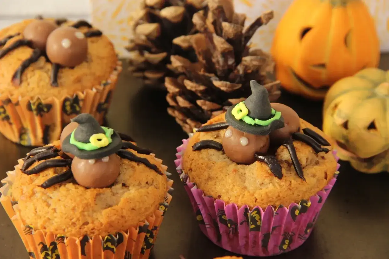 Muffins d'Halloween d&eacute;cor&eacute;s comme des araign&eacute;es, parfaits pour une recette facile et effrayante.