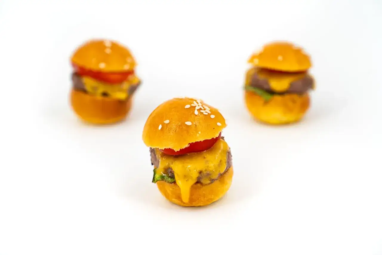 Trois mini-burgers appétissants, parfaits pour un repas enfant mariage.