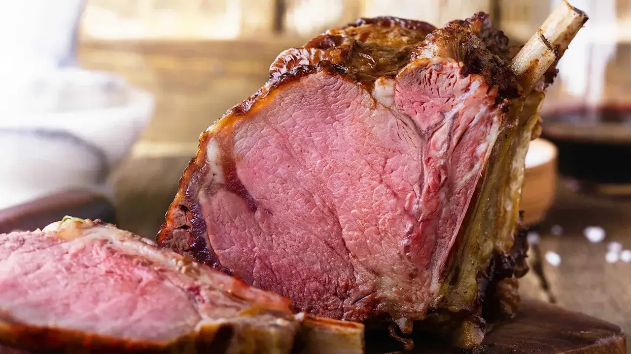 Un succulent reverse sear côte de boeuf, saignant et grillé à la perfection, prêt à être dégusté.
