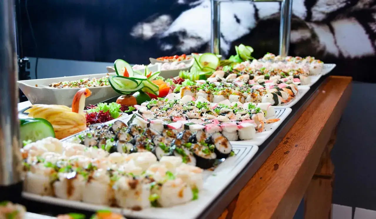Un magnifique buffet dinatoire mariage avec une abondance de sushis variés, décorés avec soin.