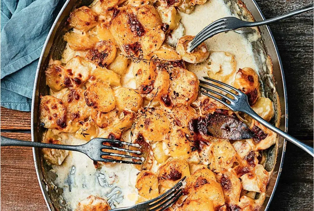 Gratin dauphinois doré, prêt à être dégusté. Le temps de cuisson au four chaleur tournante a été parfait pour ce plat crémeux.