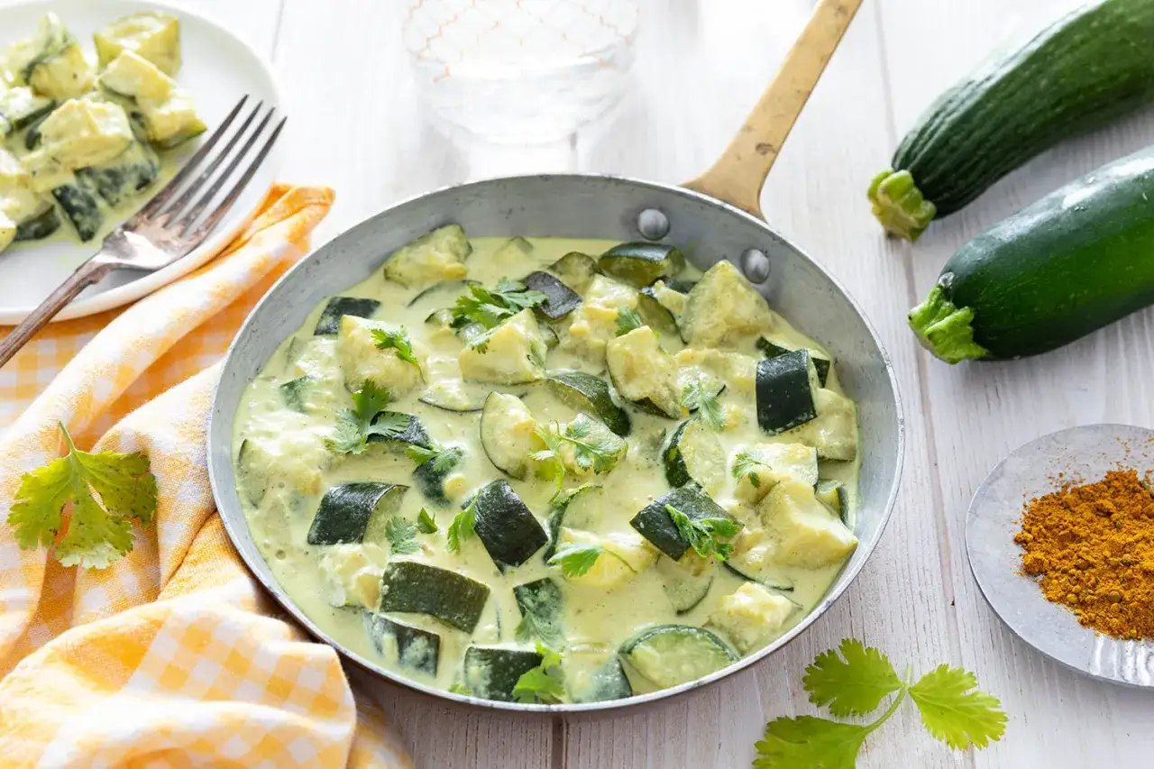 Découvrez 10 recettes courgettes crémeuses, un plat savoureux en sauce avec des morceaux de courgettes et des herbes fraîches.