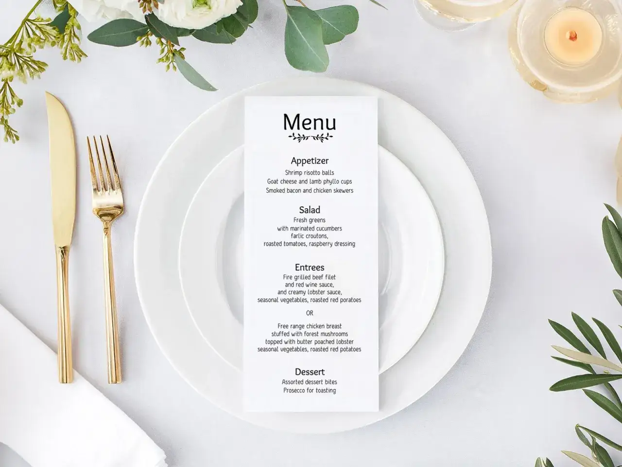 Un menu élégamment présenté sur une table dressée, avec des couverts dorés et des fleurs. Idéal pour comment présenter un menu de mariage.
