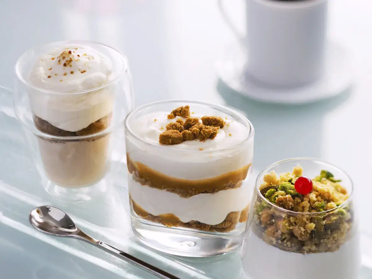 Délicieuse mousse au café sans cuisson, superposée avec des biscuits et garnie de miettes croustillantes. Un délice à déguster !