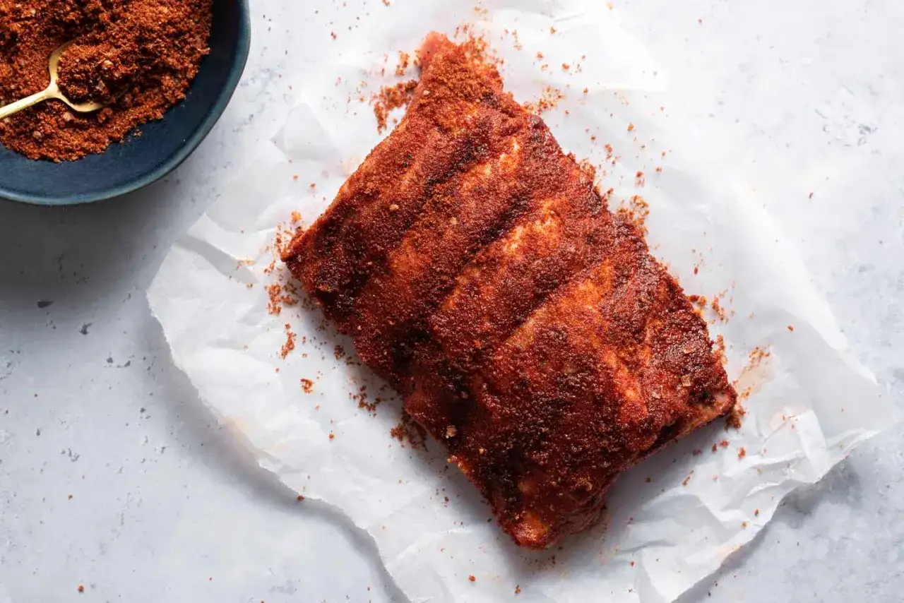 C&ocirc;telettes de porc g&eacute;n&eacute;reusement assaisonn&eacute;es, pr&ecirc;tes pour la cuisson. La rub sopasco recette est la cl&eacute; pour des c&ocirc;tes savoureuses.