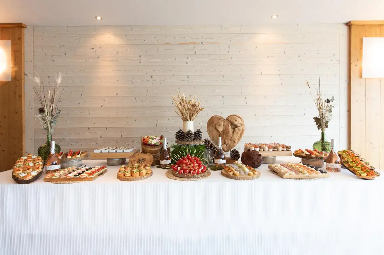 Un buffet généreux pour un vin d'honneur mariage, avec une variété de petits fours, verrines et toasts.