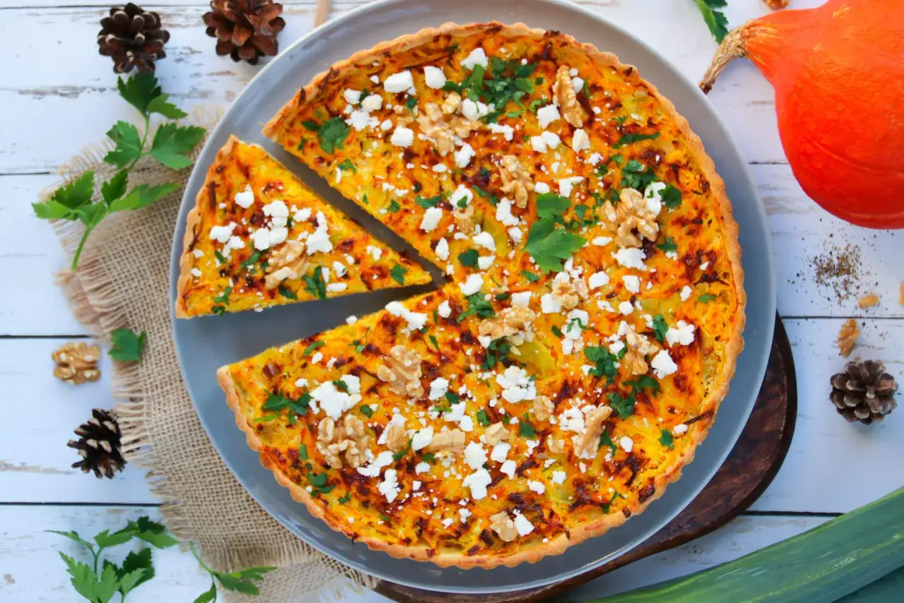 Tarte salée aux courges, feta et noix, parfaite pour une idée recette novembre. Décorée de persil frais et de quelques pommes de pin.
