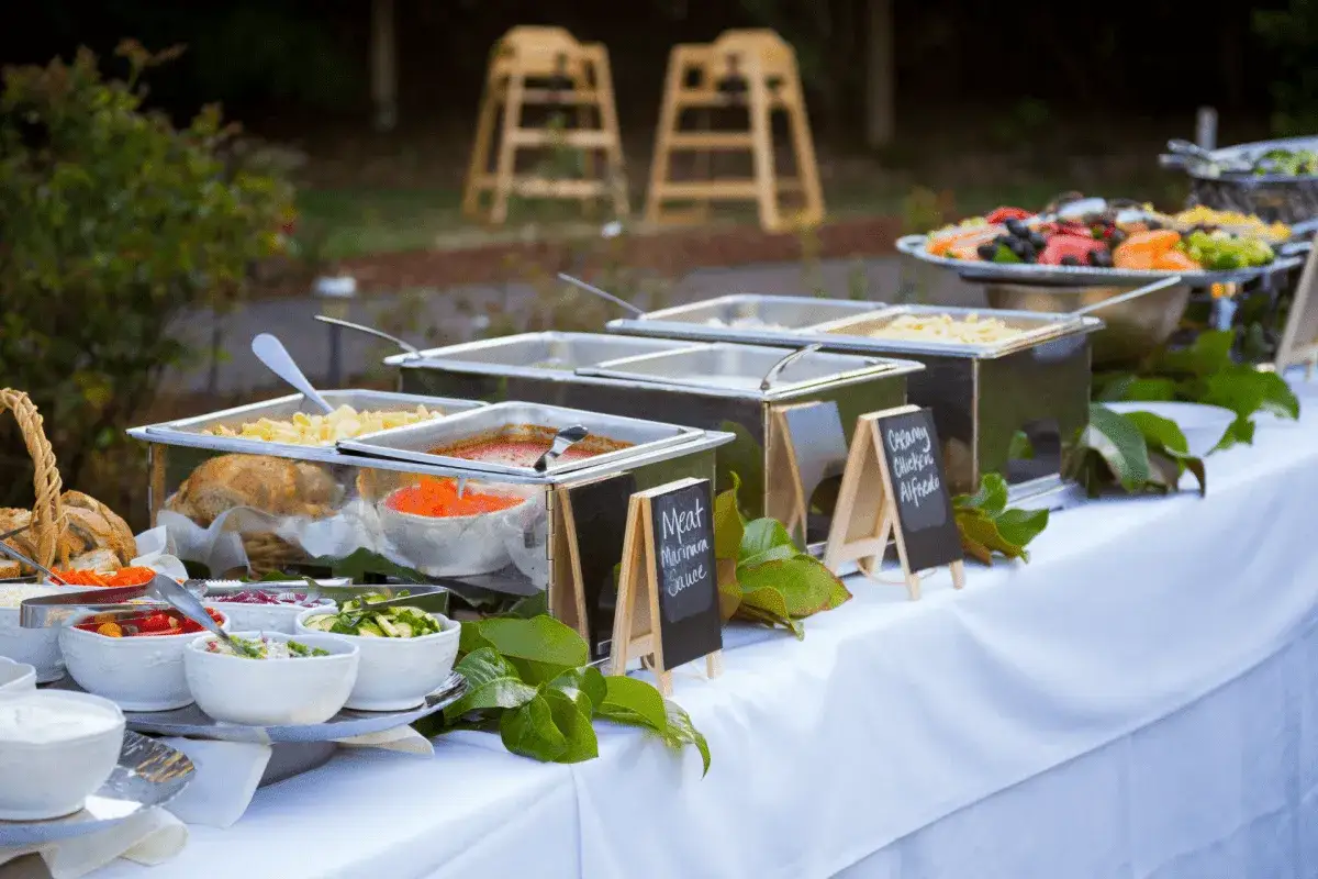 Buffet de mariage avec plats chauds, pâtes, sauces et salades. Un festin pour célébrer l'amour.