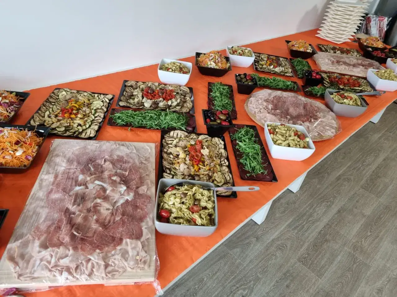 Un buffet, c'est une table garnie de divers plats : salades, charcuteries, pâtes, légumes grillés. Parfait pour un repas convivial !