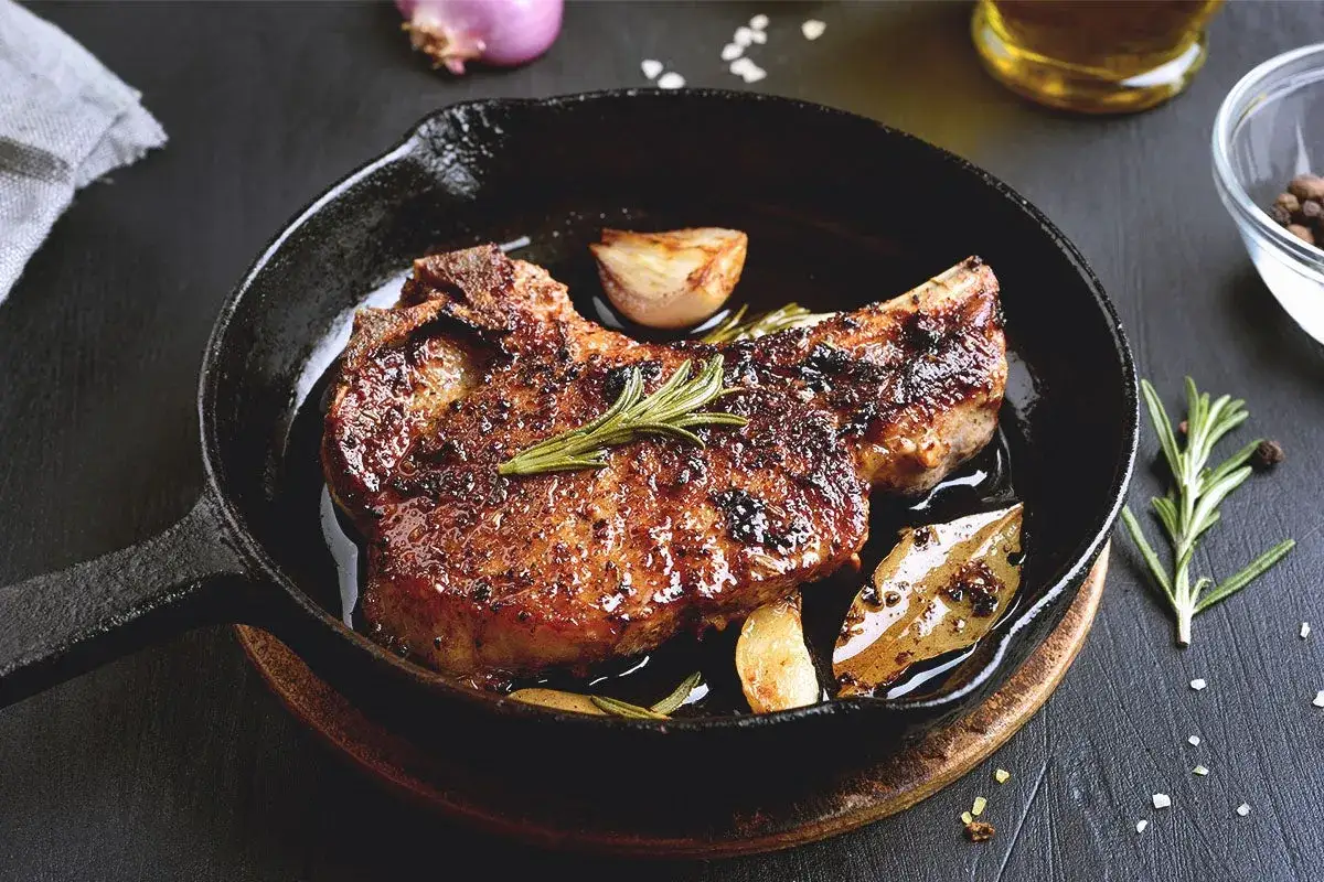 Un savoureux accompagnement de côte de bœuf, cuit à la perfection dans une poêle en fonte avec de l'ail et du romarin.