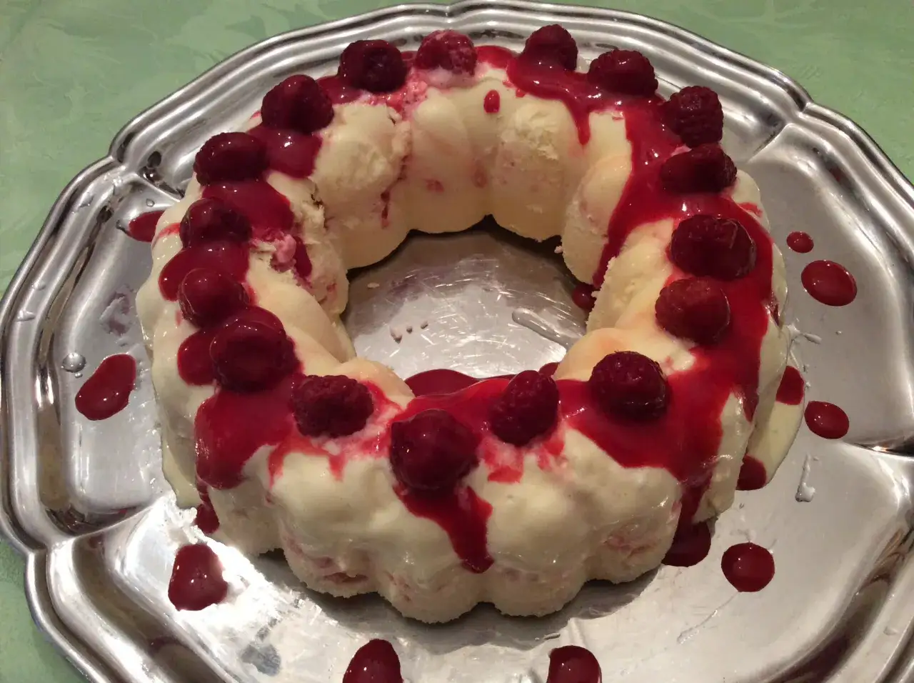 Vacherin glac&eacute; aux framboises, une recette facile &agrave; r&eacute;aliser avec votre moule Tupperware. D&eacute;licieux et rafra&icirc;chissant !