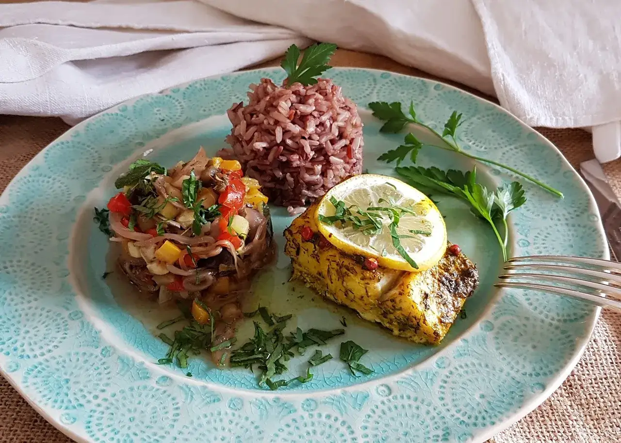 Poisson cuit en papillote, servi avec riz rouge et ratatouille. Un délice à savourer !