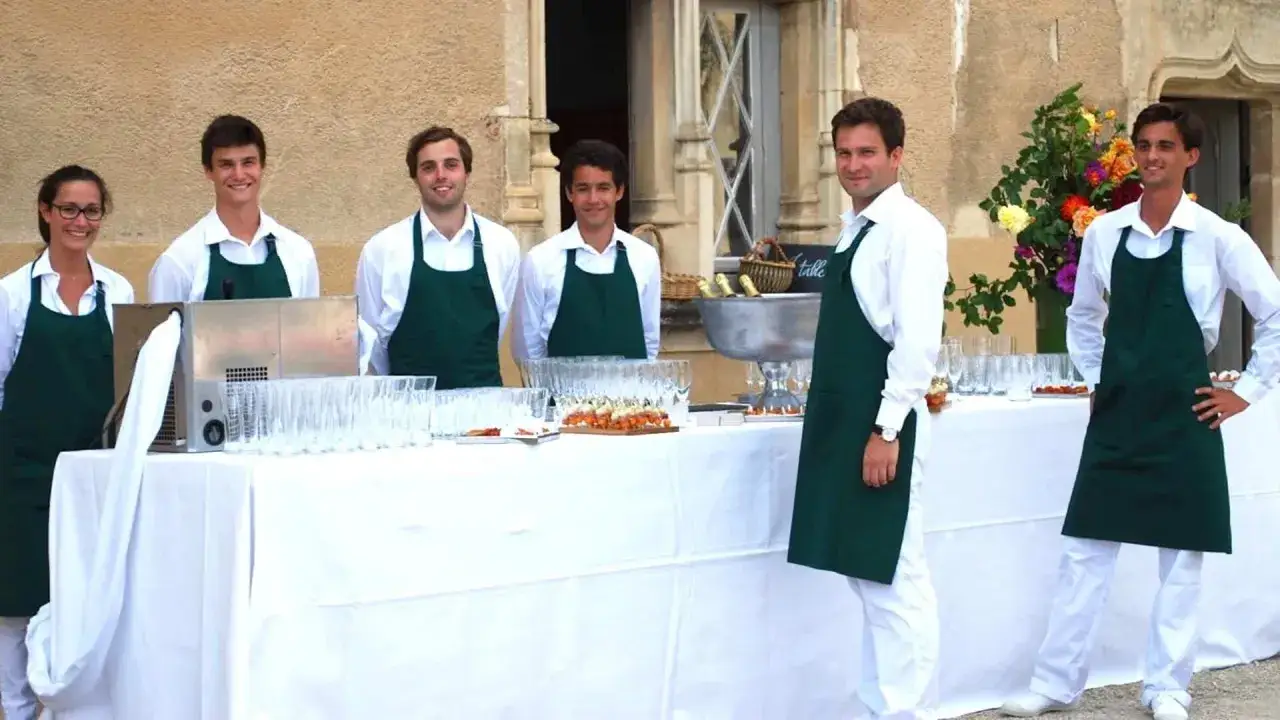 Équipe de serveur pour mariage, tarif attractif. Ils sont prêts à servir boissons et amuse-bouches.