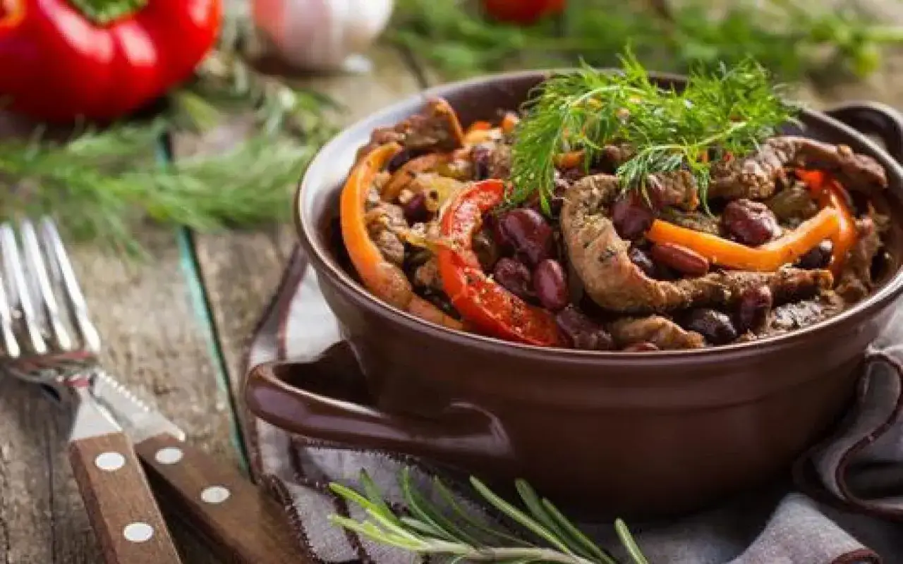 Un plat mijoté de bœuf, haricots rouges et poivrons, garni d'aneth. Parfait pour un repas pour 15 personnes à préparer la veille.