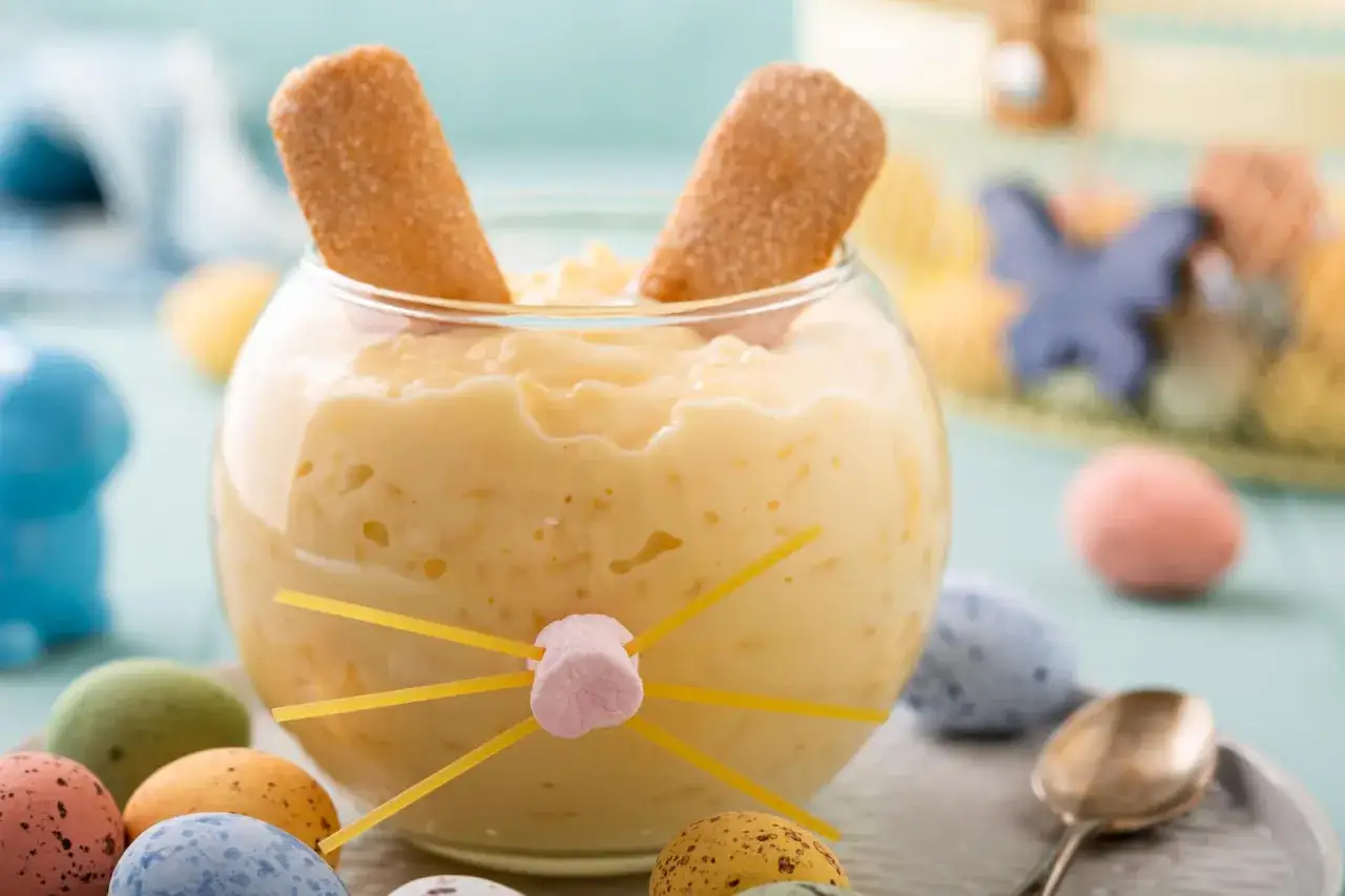 Un dessert de riz au lait transformé en lapin pour des recettes rigolotes pour Pâques, avec des biscuits en oreilles et des guimauves pour le nez.