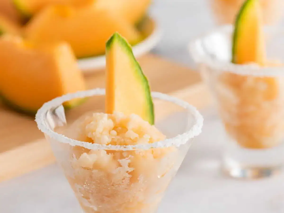 Un délicieux dessert au melon rapide et facile, servi dans des verres givrés avec une tranche de melon frais.