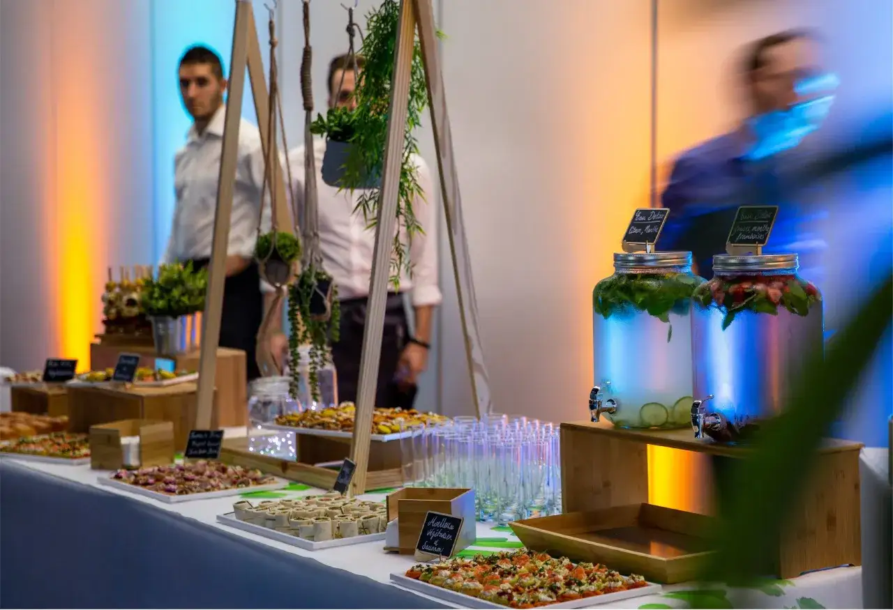 Buffet d'eau détox et amuse-bouches, un aperçu du retroplanning evenementiel réussi.