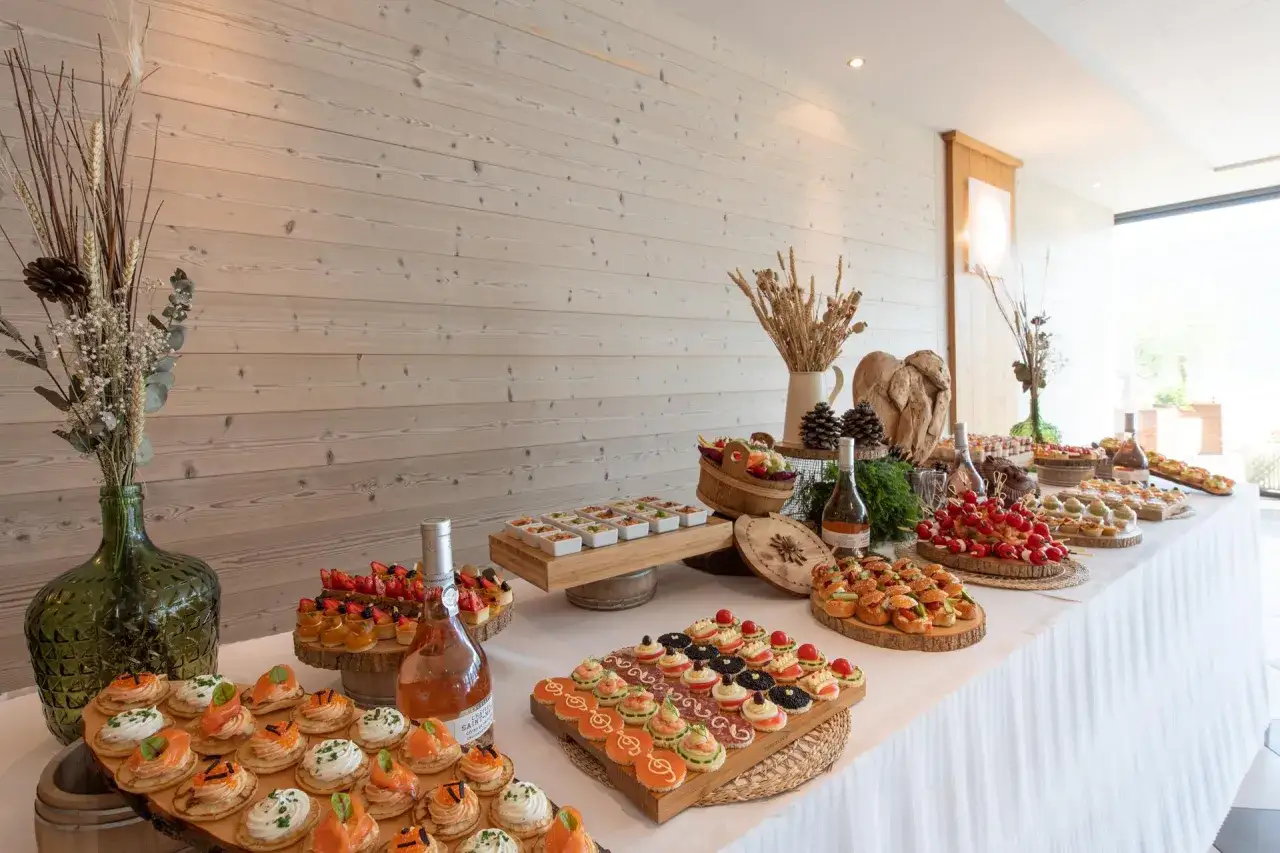 Buffet de petits fours variés, parfait pour un idee repas lendemain mariage.