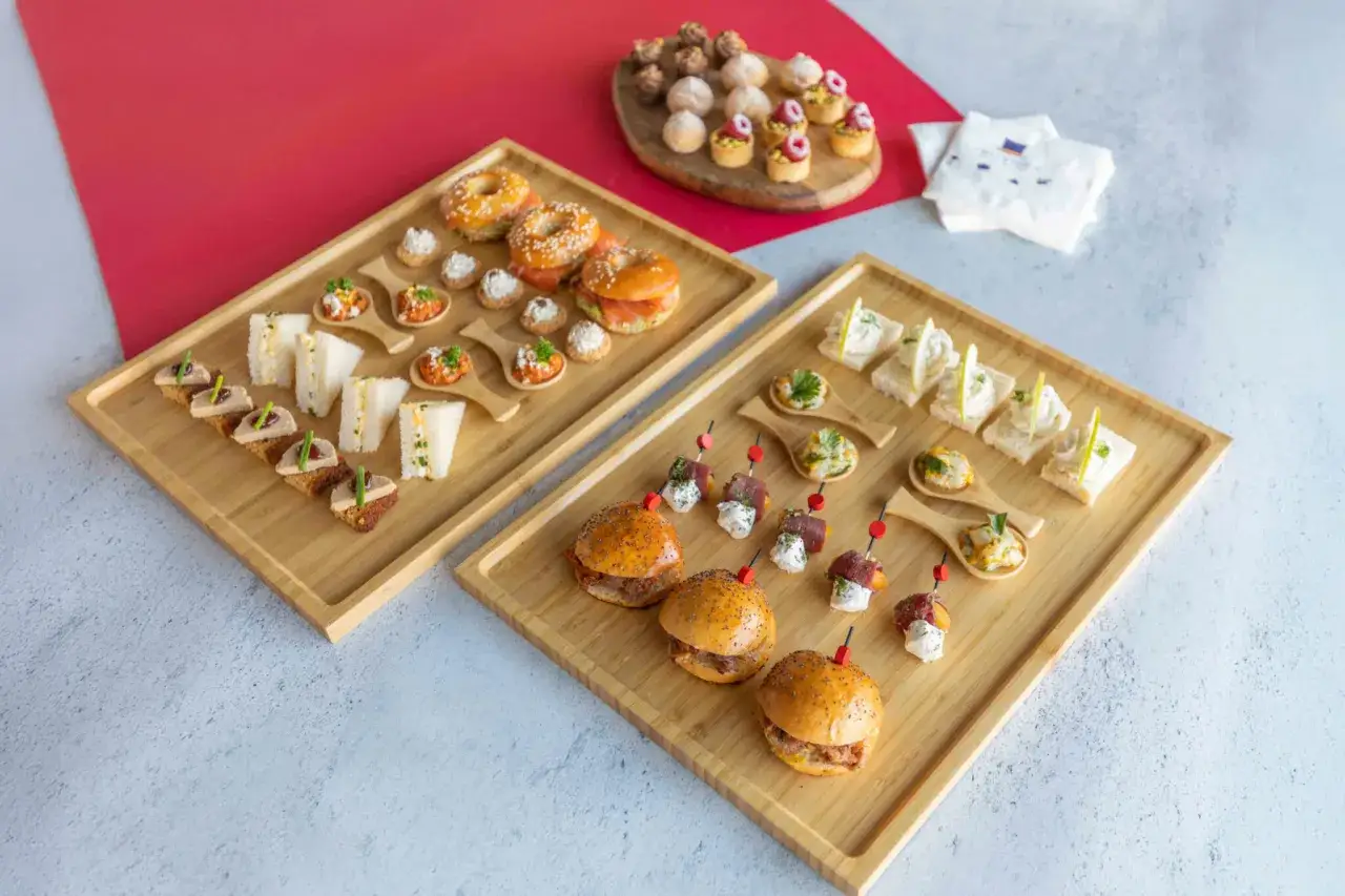Plateaux de mini-burgers, toasts variés, et verrines. Un traiteur prix moyen par personne idéal pour vos événements.