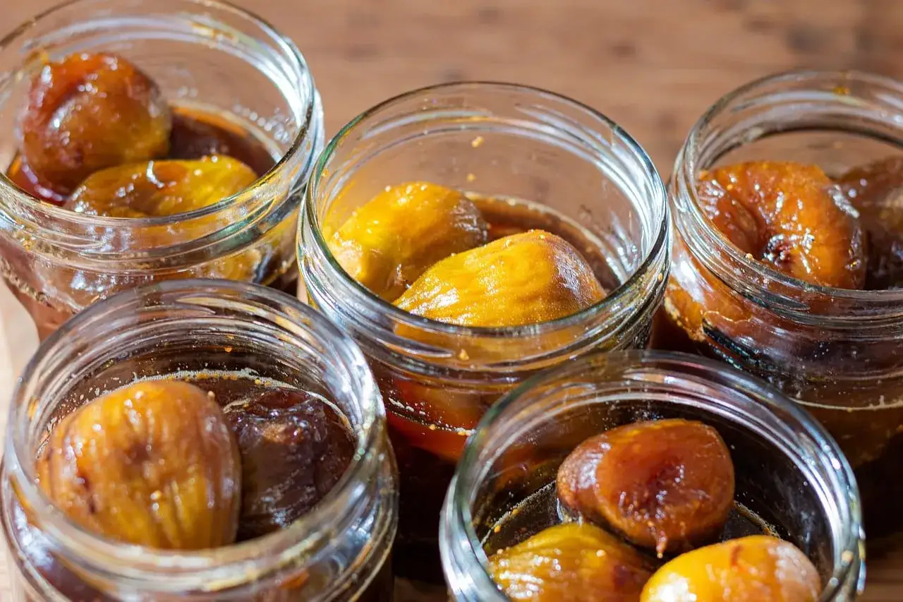 Des figues au sirop, le parfait délice d'automne, baignant dans leur jus ambré. Un délice à savourer.