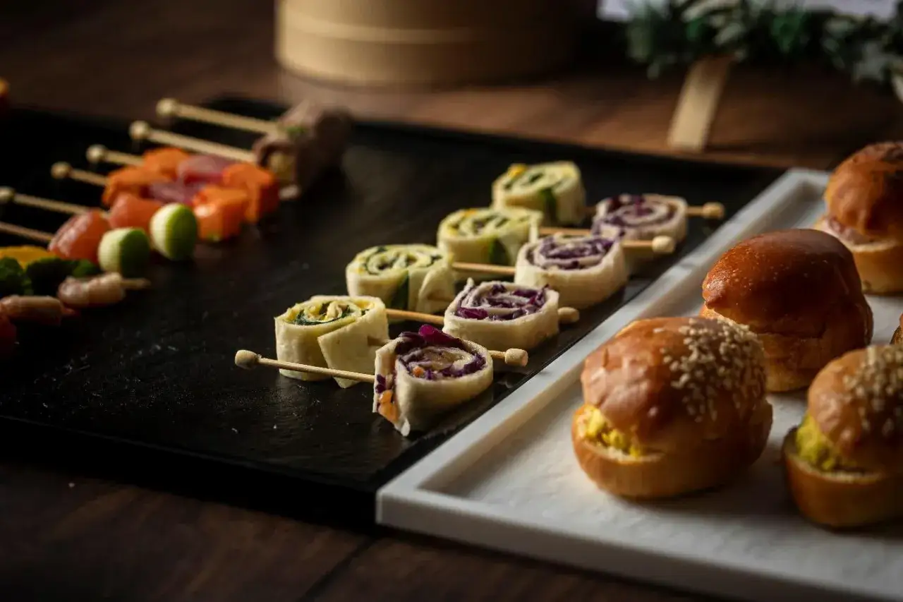 Buffet froid pour un départ à la retraite : brochettes colorées, roulés variés et mini-burgers gourmands.