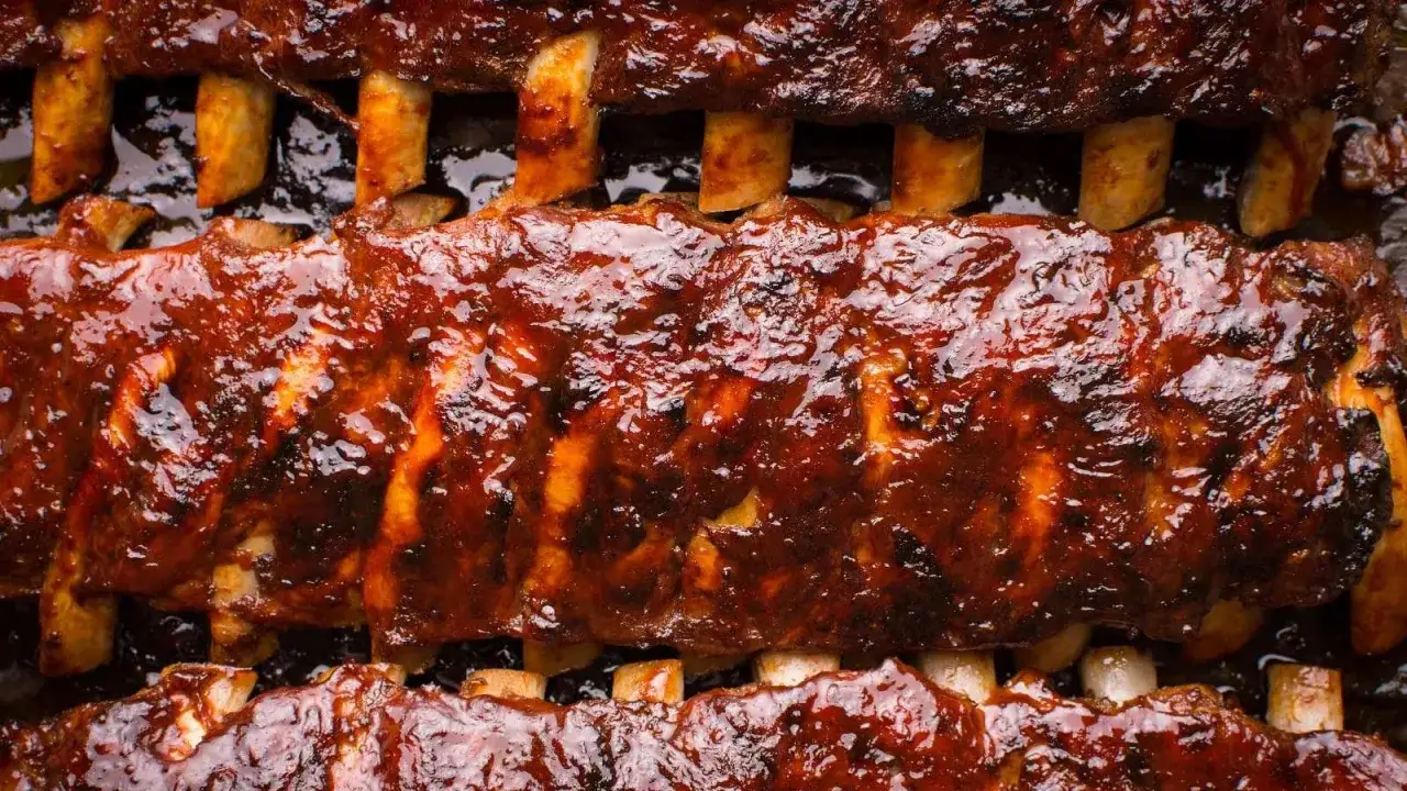 Côte de porc moutarde barbecue, une symphonie de saveurs caramélisées et épicées. Un délice à savourer sans modération.