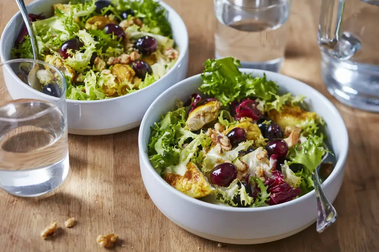Salade colorée avec des raisins, poulet et noix. Une idée pour que faire avec des raisins trop mûrs.