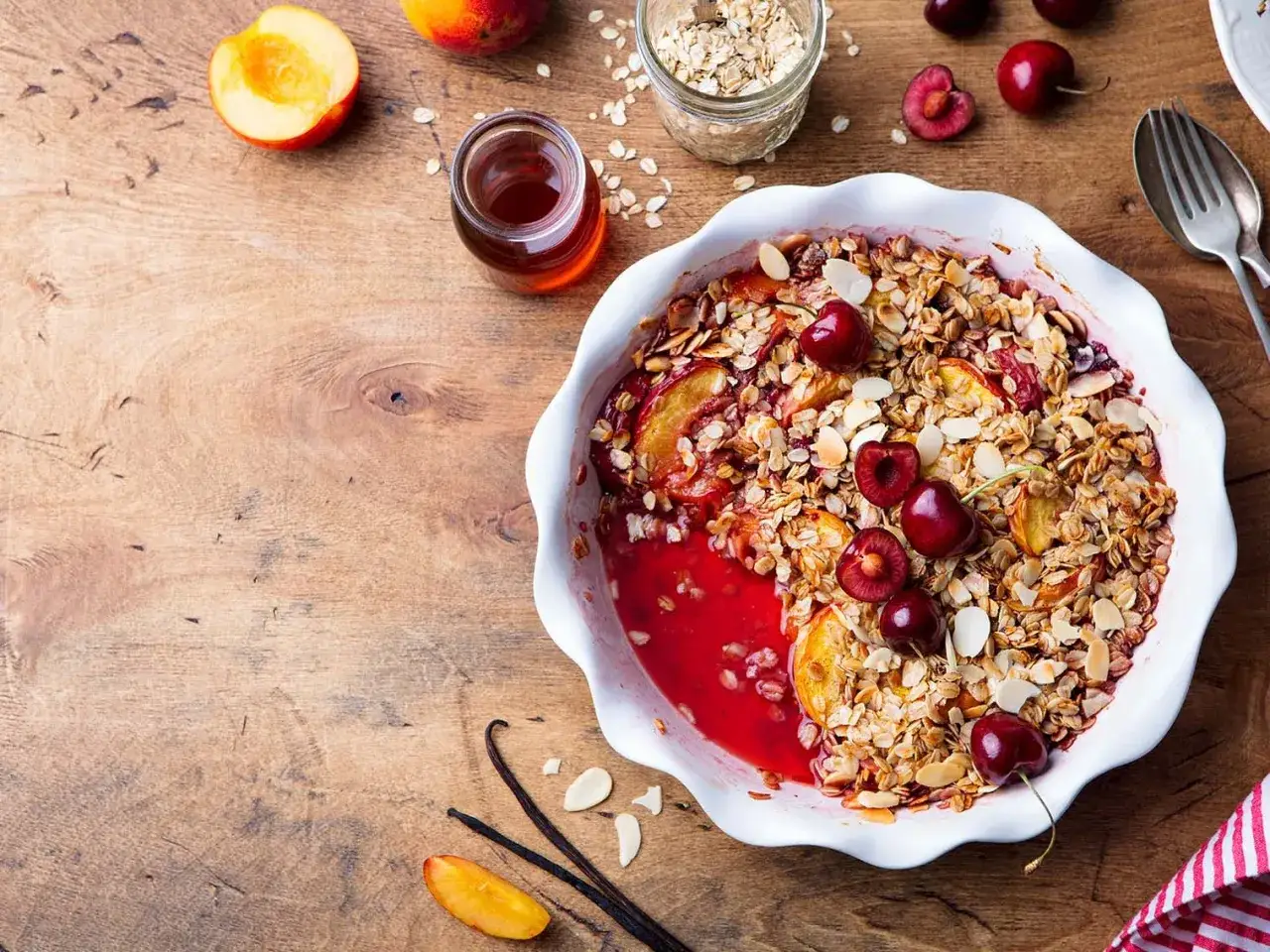Délicieux recette crumble nectarine aux cerises, garni de flocons d'avoine et d'amandes effilées.