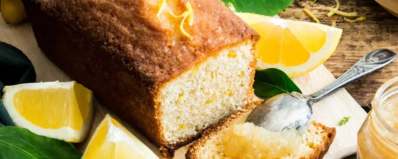 G&acirc;teau moelleux au citron, garni de zestes et servi avec une cuill&egrave;re de confiture de citron &agrave; la mentonnaise.