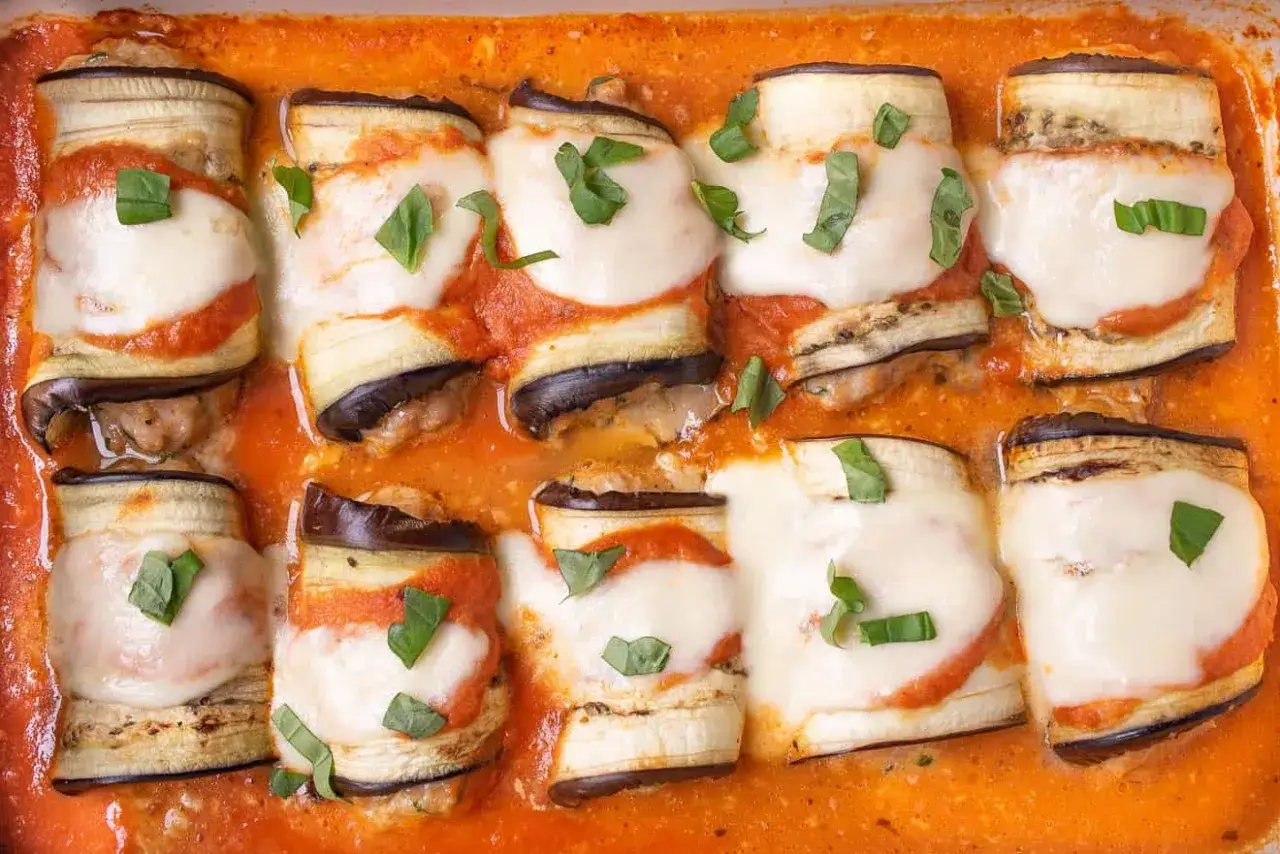 Des involtini, c'est quoi ? Des rouleaux d'aubergine farcis, nappés de sauce tomate et de fromage fondant, garnis de basilic frais. Un délice !