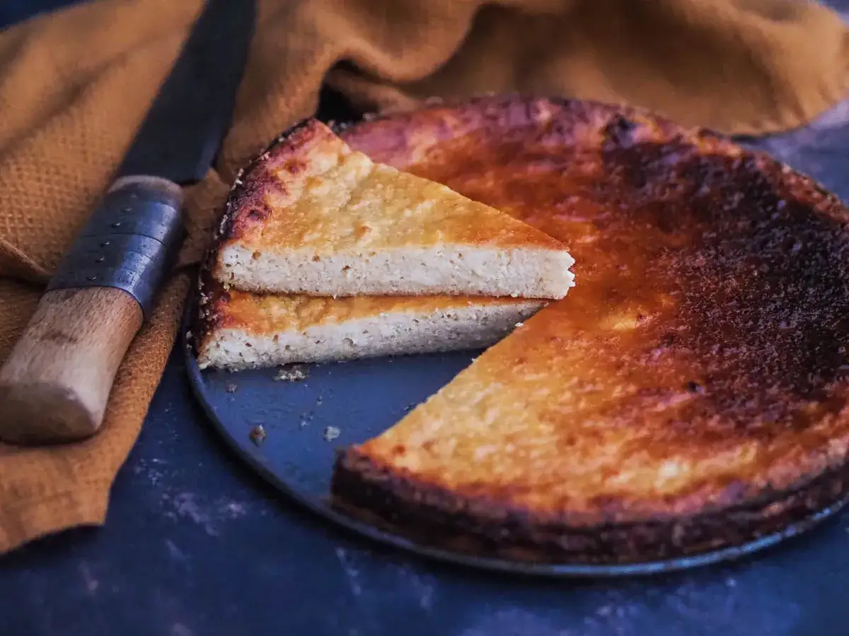 Un pastizzu corse, une part de ce gâteau traditionnel corse, est prêt à être dégusté. La recette corse est simple et savoureuse.