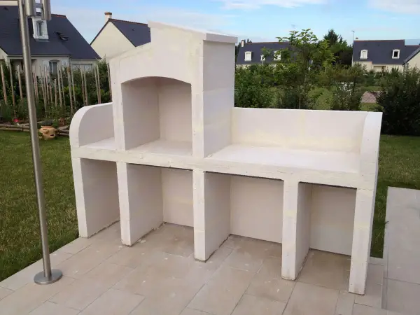 Un barbecue en Siporex, prêt à être installé, avec un avaloir intégré. Idéal pour vos futures grillades d'été.